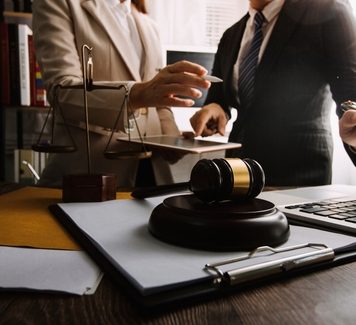 Los servicios jurídicos de representación y defensa en juicio prestados por abogados ¿están excluidos de la LCSP?.