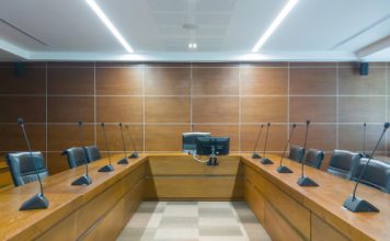 El dictamen desfavorable de la comisión informativa de una moción presentada por un concejal no habilita al alcalde para excluirla del orden del día del Pleno