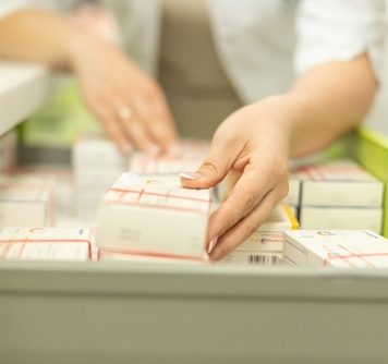 La importación paralela de medicamentos pone en cuestión la utilización del procedimiento negociado sin publicidad en la adquisición de medicamentos hospitalarios.