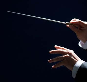 El director de orquesta en un entorno turbulento: Autonomía coordinada y policentricidad